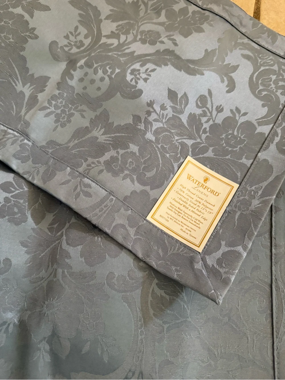 Waterford Fine Linens Set 4 Blue Gray Damask Floral Placemats 18 x 12.5 Like New